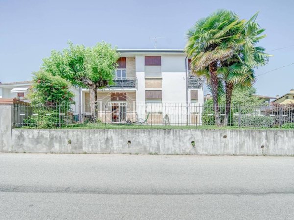 casa indipendente in vendita ad Angera