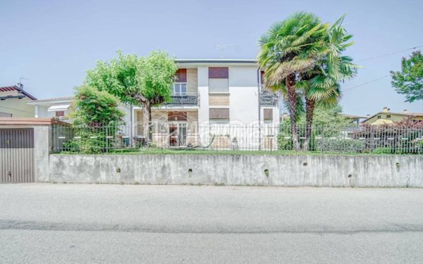 casa indipendente in vendita ad Angera