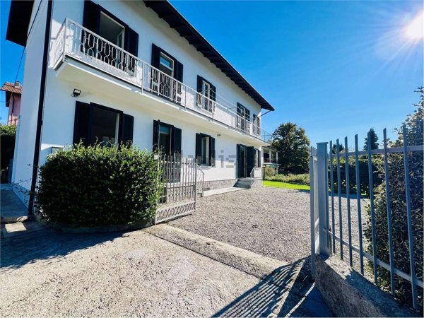 casa indipendente in vendita ad Angera