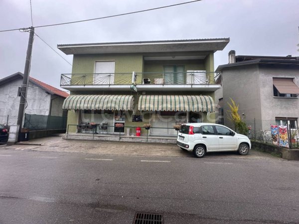 appartamento in vendita ad Angera in zona Barzola
