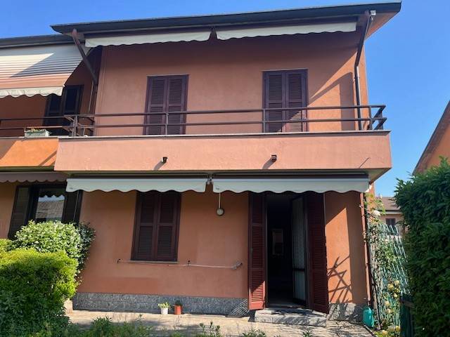 casa indipendente in vendita ad Angera