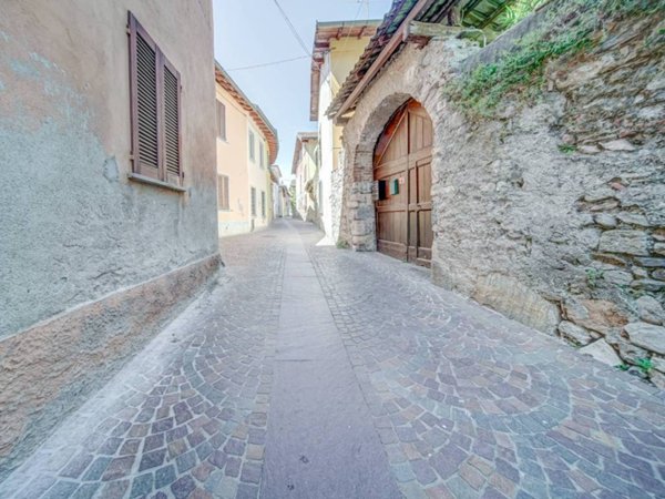 appartamento in vendita ad Angera