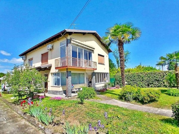 casa indipendente in vendita ad Angera