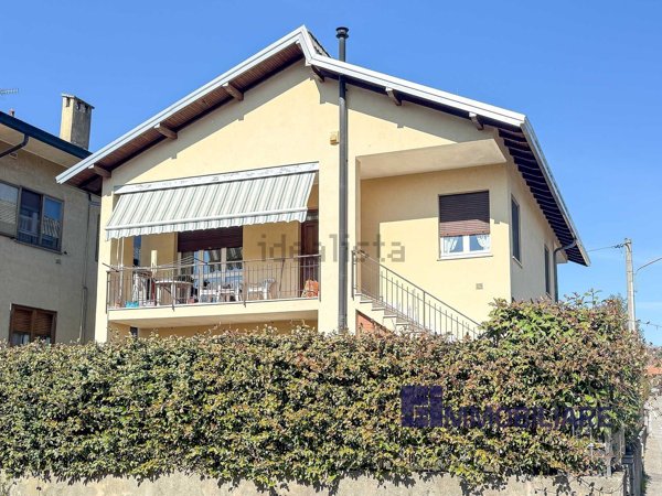 casa indipendente in vendita ad Angera