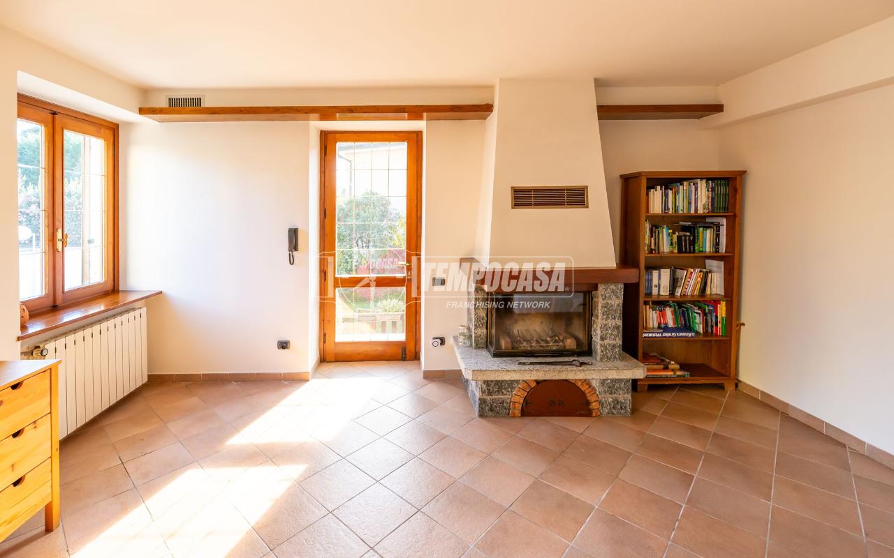 casa indipendente in vendita ad Angera