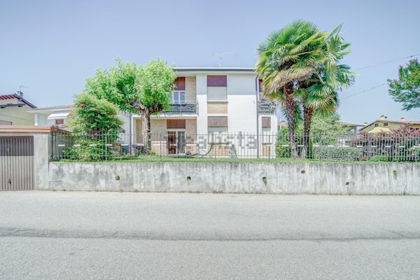 casa indipendente in vendita ad Angera