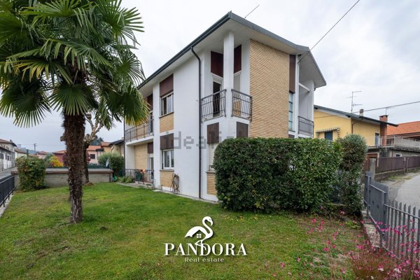 casa indipendente in vendita ad Angera
