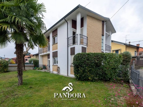 casa indipendente in vendita ad Angera