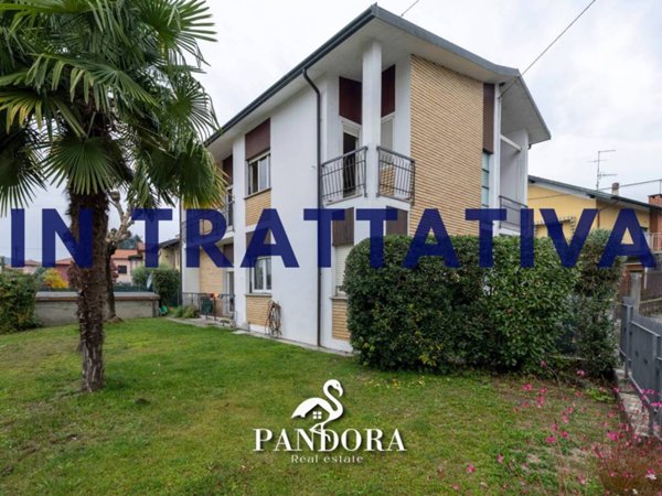 casa indipendente in vendita ad Angera