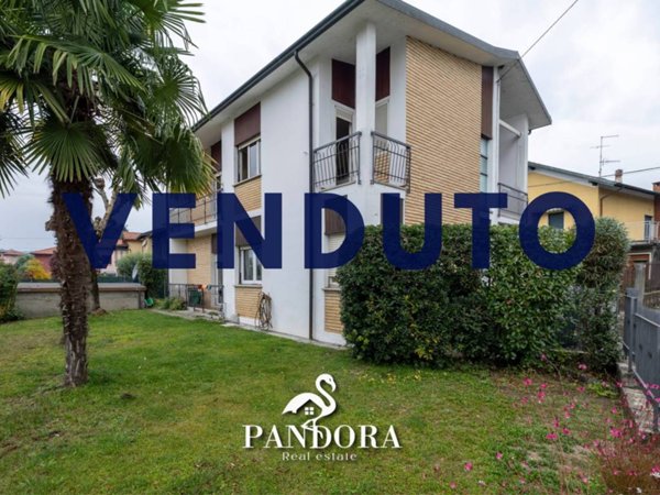 casa indipendente in vendita ad Angera in zona Barzola