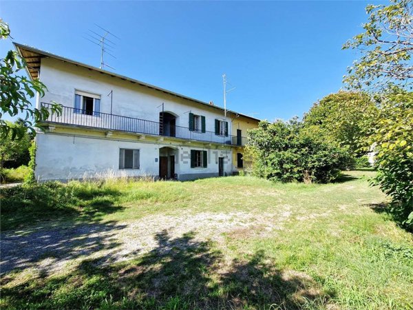 casa indipendente in vendita ad Angera
