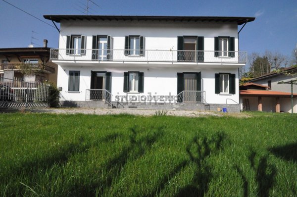 casa indipendente in vendita ad Angera