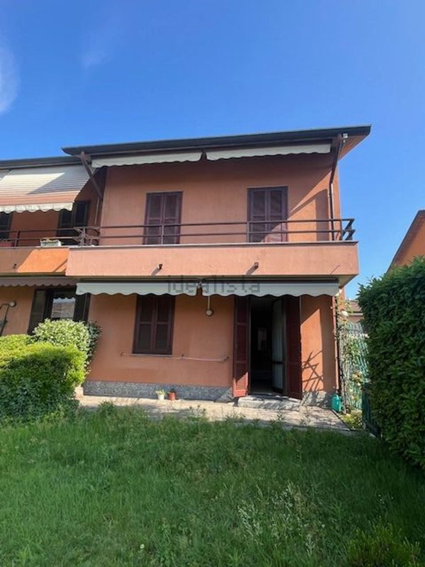 casa indipendente in vendita ad Angera