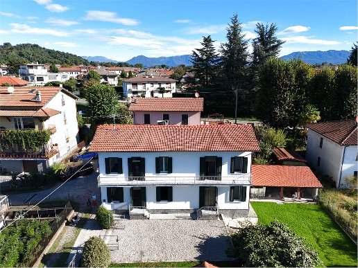 casa indipendente in vendita ad Angera