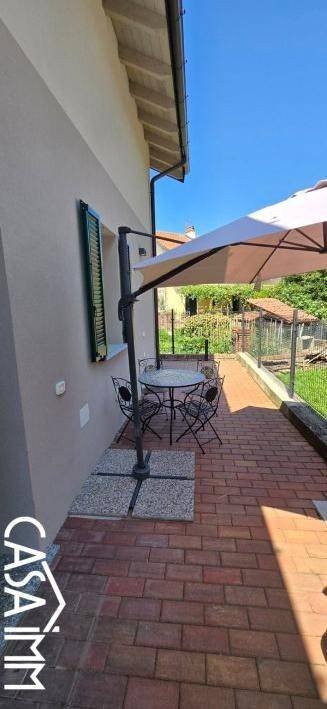 casa indipendente in vendita ad Angera in zona Capronno