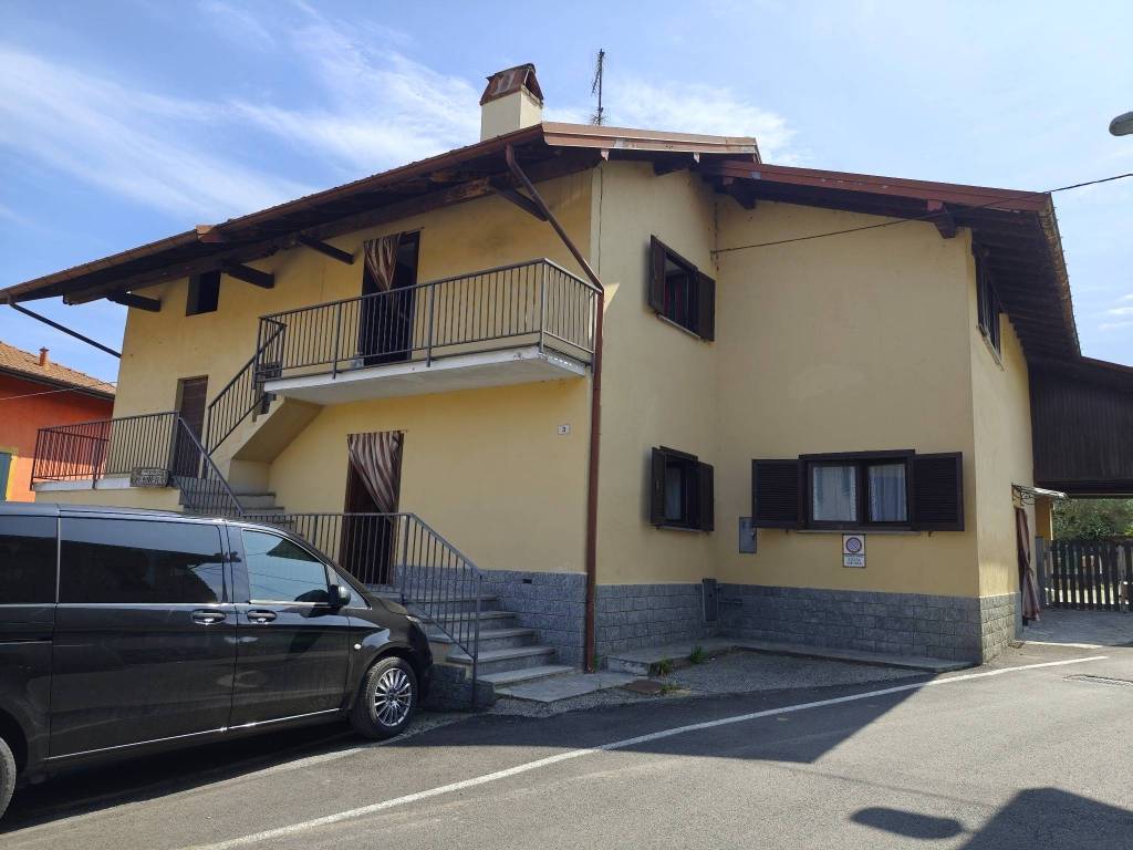 casa indipendente in vendita ad Angera in zona Capronno