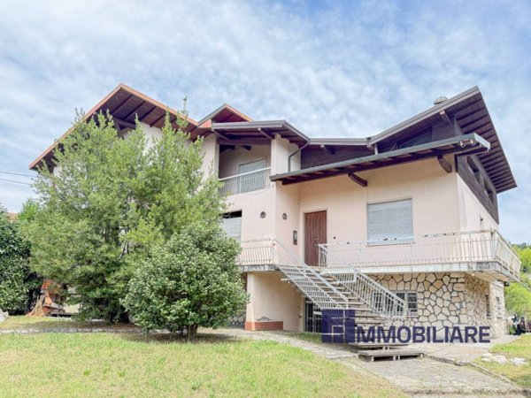 casa indipendente in vendita ad Angera