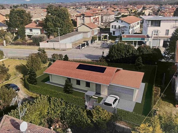 casa indipendente in vendita ad Angera