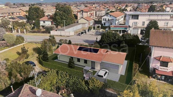casa indipendente in vendita ad Angera