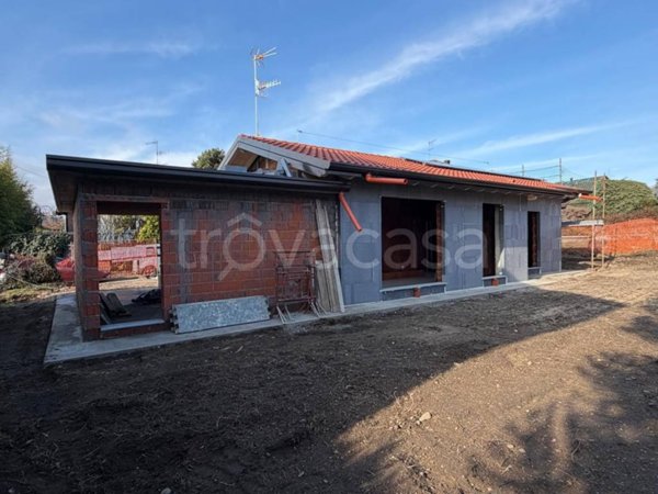casa indipendente in vendita ad Angera