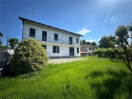 casa indipendente in vendita ad Angera