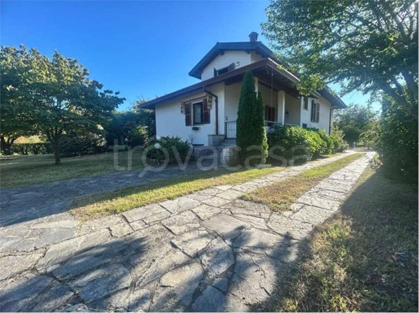 casa indipendente in vendita ad Angera