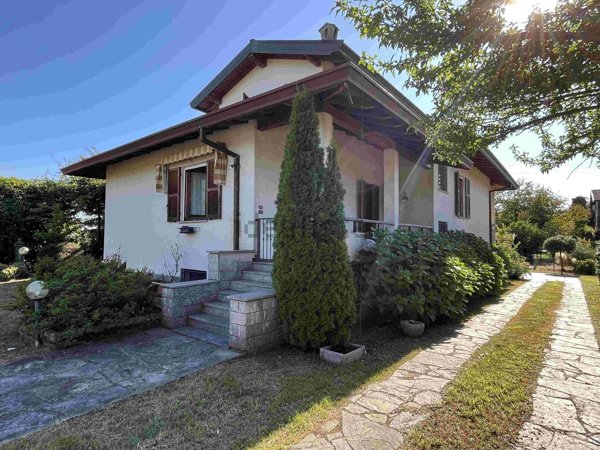 casa indipendente in vendita ad Angera