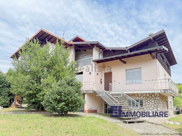 casa indipendente in vendita ad Angera