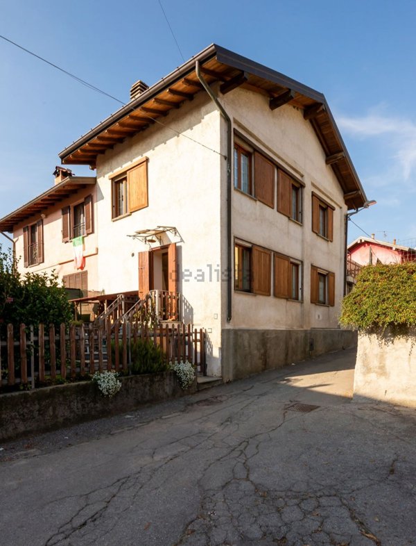 appartamento in vendita ad Angera in zona Barzola