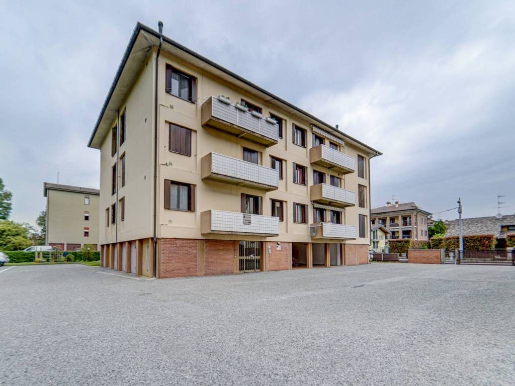 appartamento in vendita ad Angera