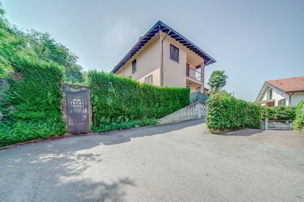 casa indipendente in vendita ad Angera