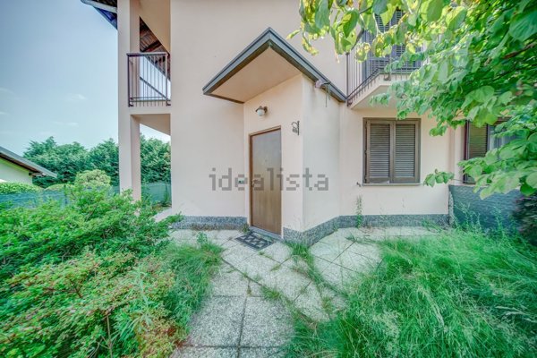 casa indipendente in vendita ad Angera