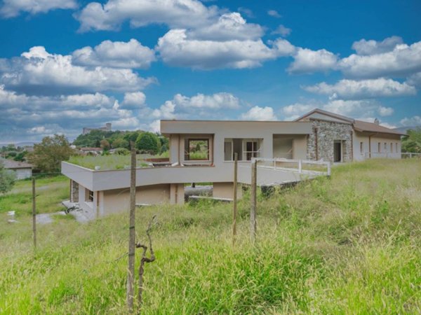 casa indipendente in vendita ad Angera