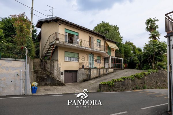 appartamento in vendita ad Angera in zona Barzola