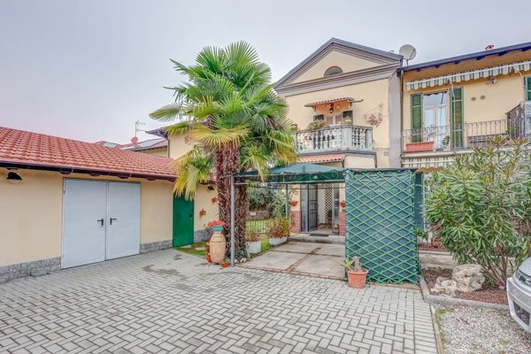 casa indipendente in vendita ad Angera