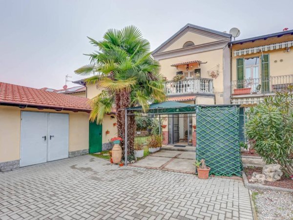casa indipendente in vendita ad Angera