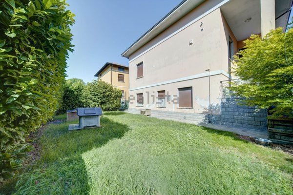 casa indipendente in vendita ad Angera