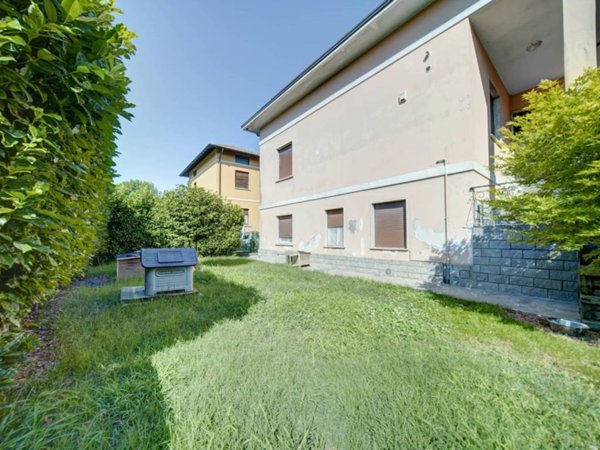 casa indipendente in vendita ad Angera