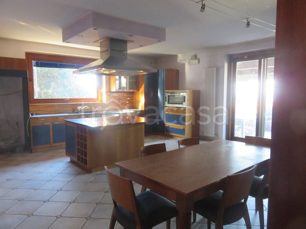 casa indipendente in vendita ad Angera