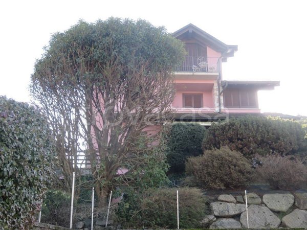 casa indipendente in vendita ad Angera