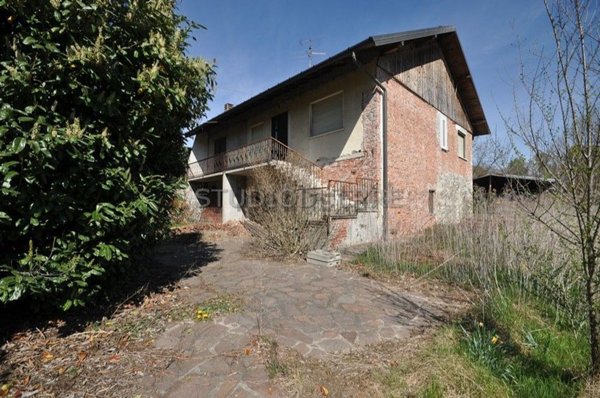 casa indipendente in vendita ad Angera