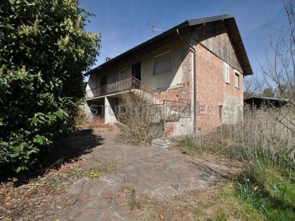 casa indipendente in vendita ad Angera