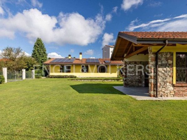 villa in vendita ad Angera
