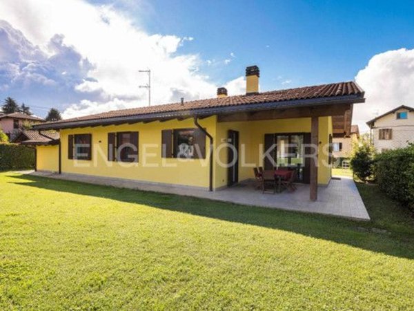 villa in vendita ad Angera