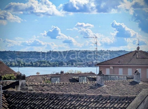 appartamento in vendita ad Angera