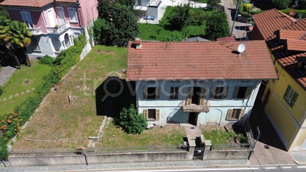 casa indipendente in vendita ad Angera