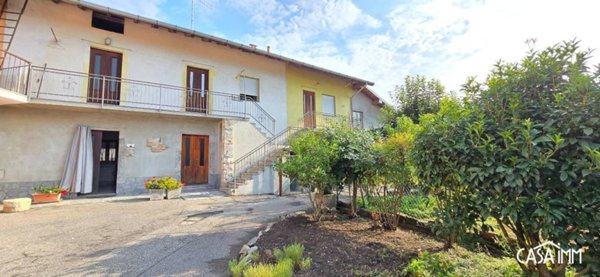 casa indipendente in vendita ad Angera