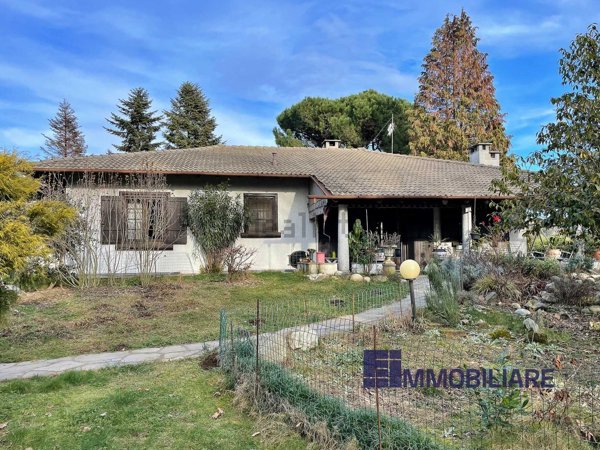 casa indipendente in vendita ad Angera