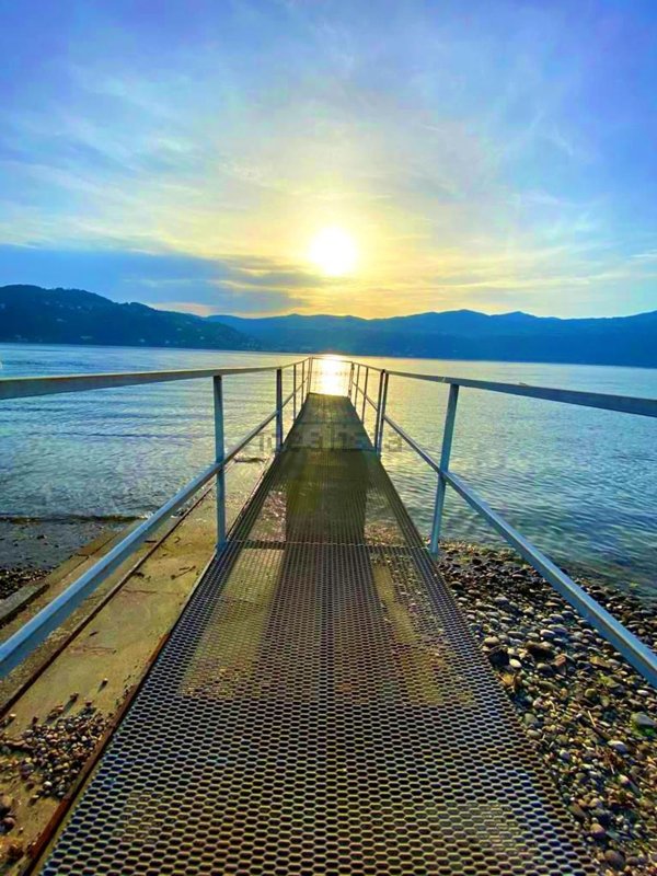 casa indipendente in vendita ad Angera