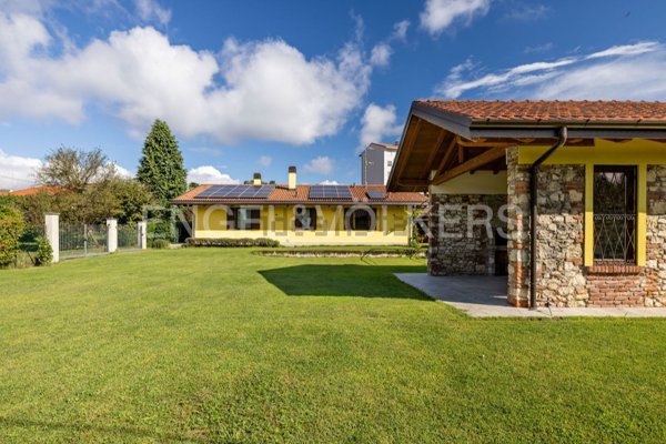 casa indipendente in vendita ad Angera